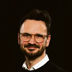 Tom Van den Bergh succède à Ivo Clerix comme CEO de RCA, Jente Joris et Bart Klerckx promus associés