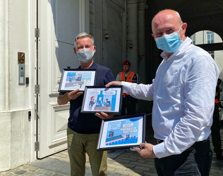 Les représentants de l’ACC remettent une lettre ouverte et des cartoons au cabinet De Croo