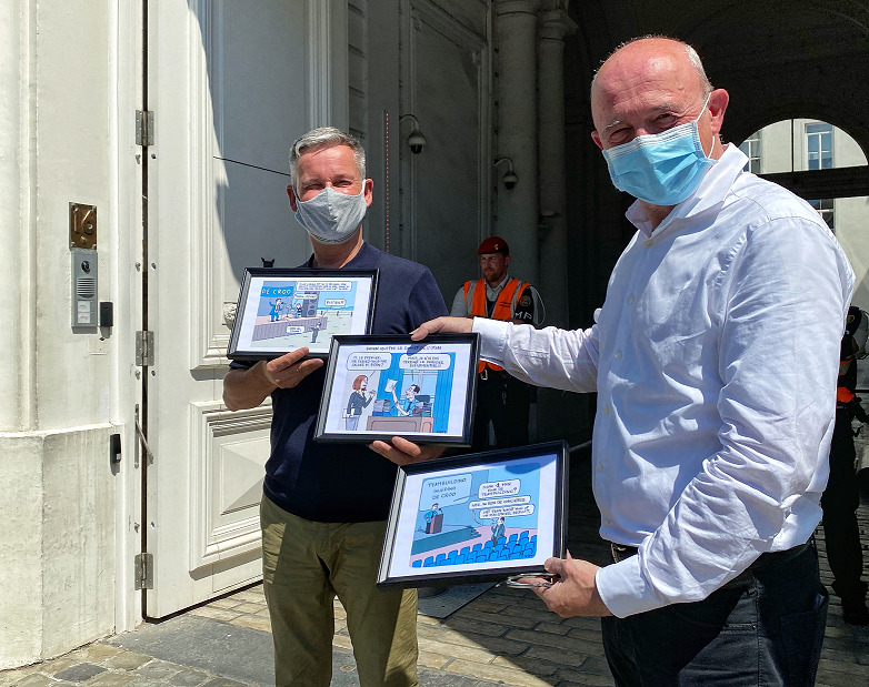 Les représentants de l’ACC remettent une lettre ouverte et des cartoons au cabinet De Croo