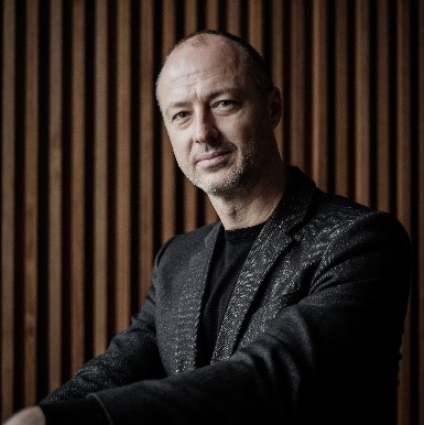 Roularta accueille Niels Famaey, son nouvel éditeur de marques news et business qui succède à Jos Grobben qui prend sa retraite