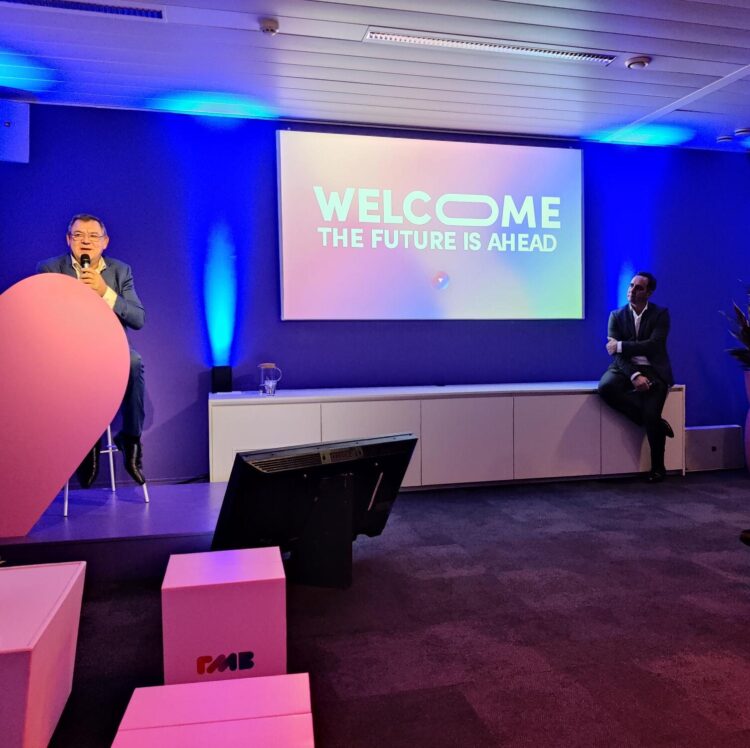 RMB annonce ses nouveaux positionnement, logo et sous-marque lors d’un événement dans son pop-up RMB annonce ses nouveaux positionnement, logo et sous-marque lors d’un événement dans son pop-up